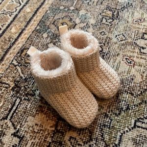 Gently used cream GAP Sherpa lined baby booties size 1 (0-3m)